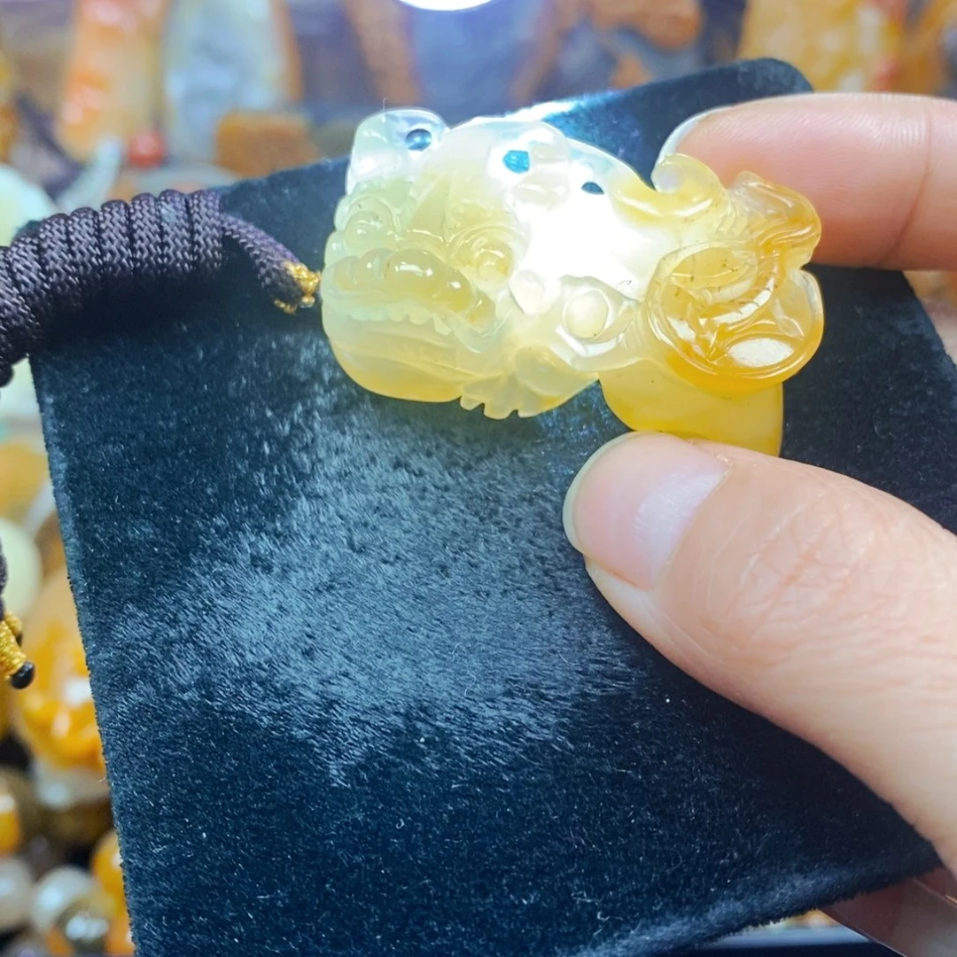 未镶嵌石英质玉（黄龙玉）颈饰