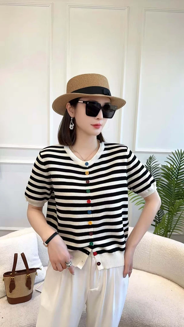 2025短袖圆领格纹彩扣针织女T恤夏季新款轻薄时尚遮肉小清新上衣