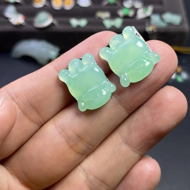 翡翠未镶嵌颈饰地毯猫