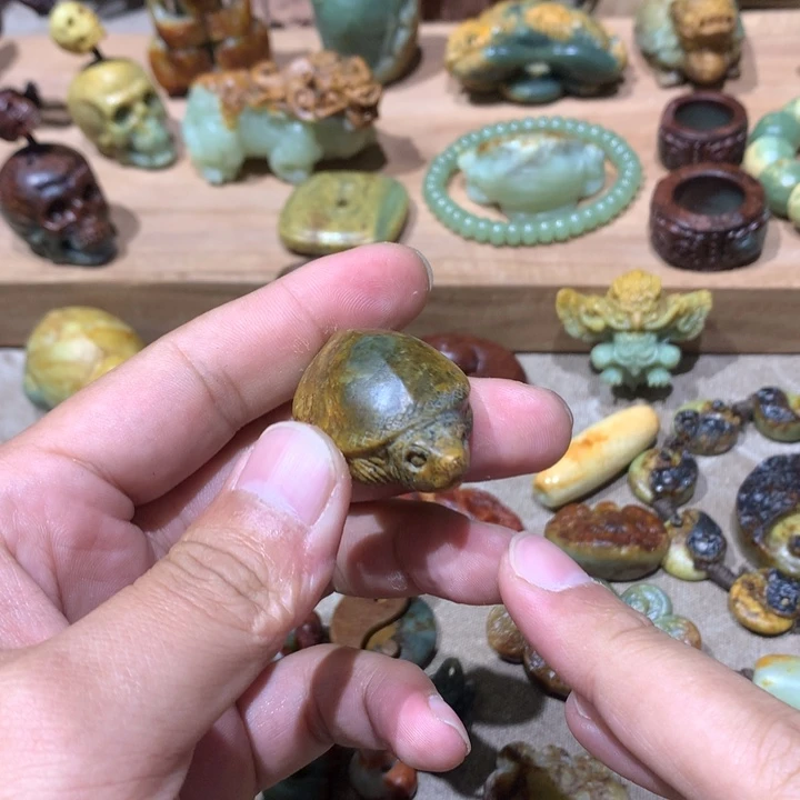 未镶嵌岫岩河磨玉（透闪石质玉）挂件