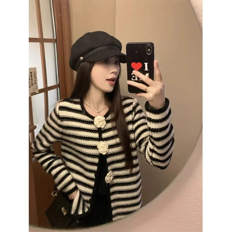 小香风花朵圆领长袖外套女春秋季高级感黑白条纹显瘦开衫上衣
