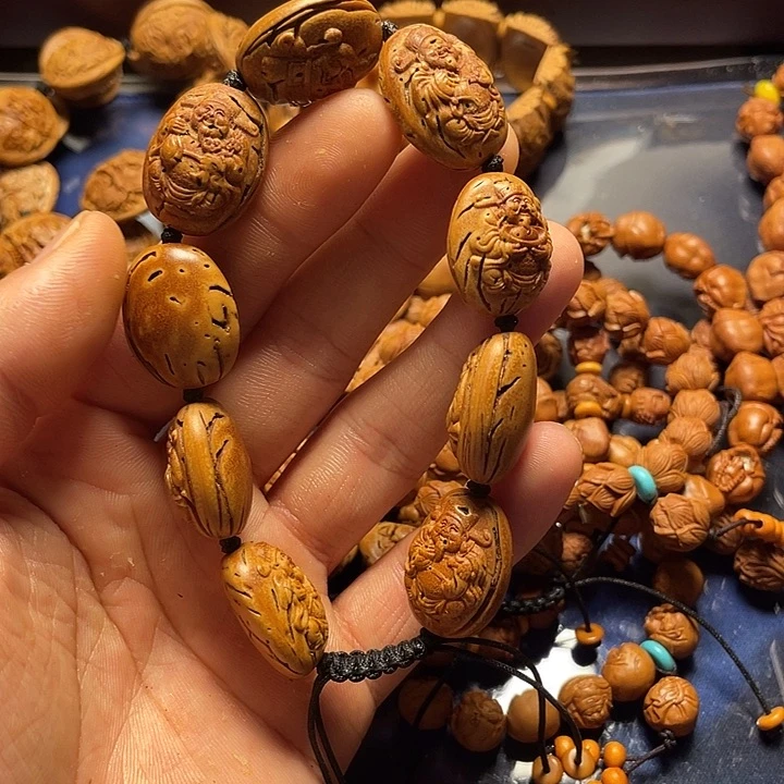 大桃核雕刻瑕疵财神