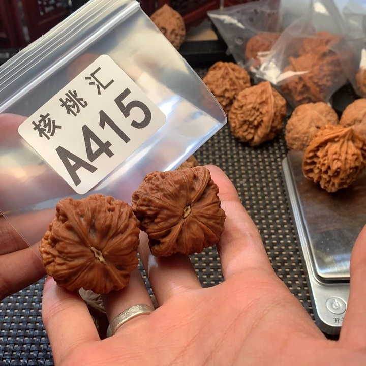 李***毅文玩核桃吊坠黑马