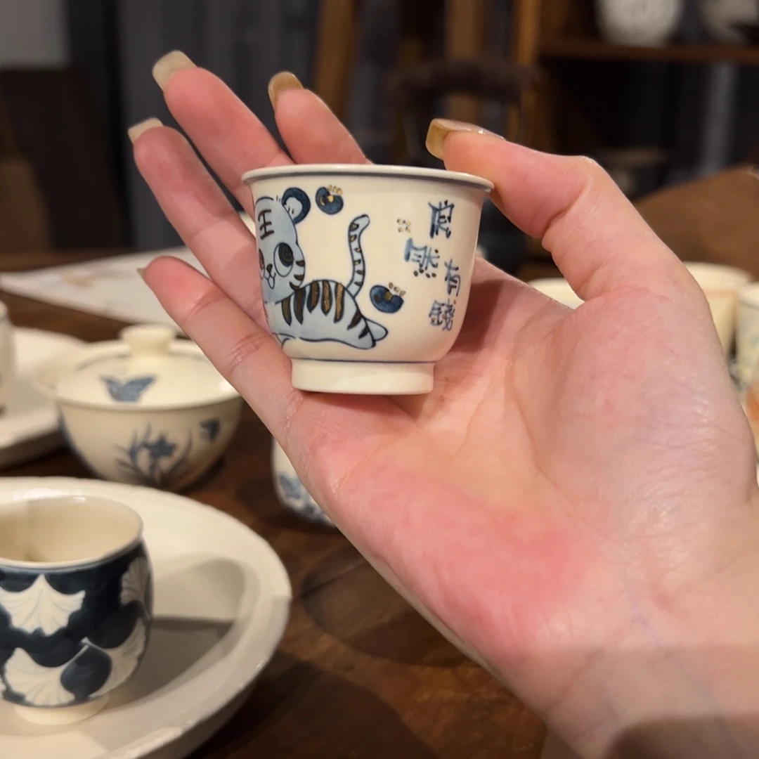 瓷片陶瓷。         陶瓷。