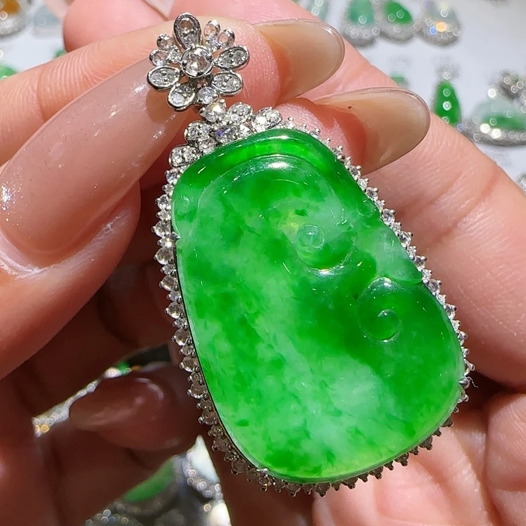 【闪购商品】颈饰18K金镶嵌翡翠天然