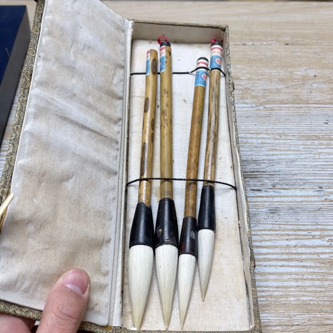 瓷片B****k密密麻麻地排列着一个