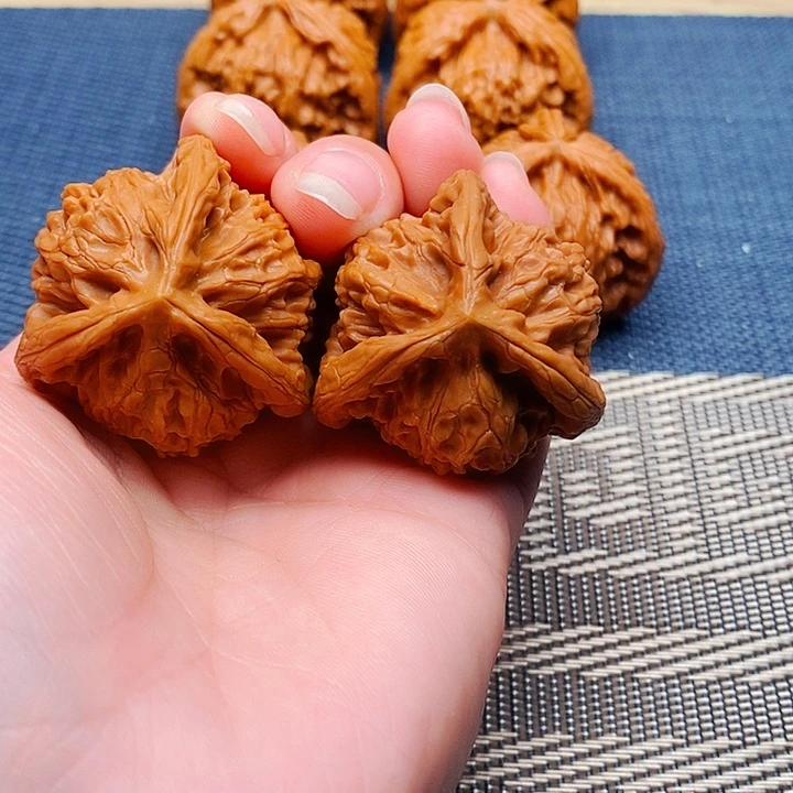 刘***爹文玩核桃吊坠三棱