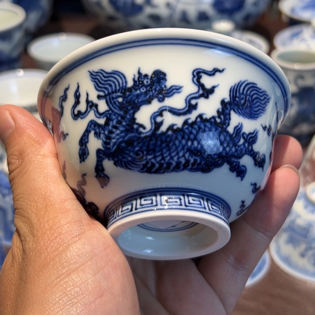 精品青花麒麟纹压手杯口径约9.5厘米