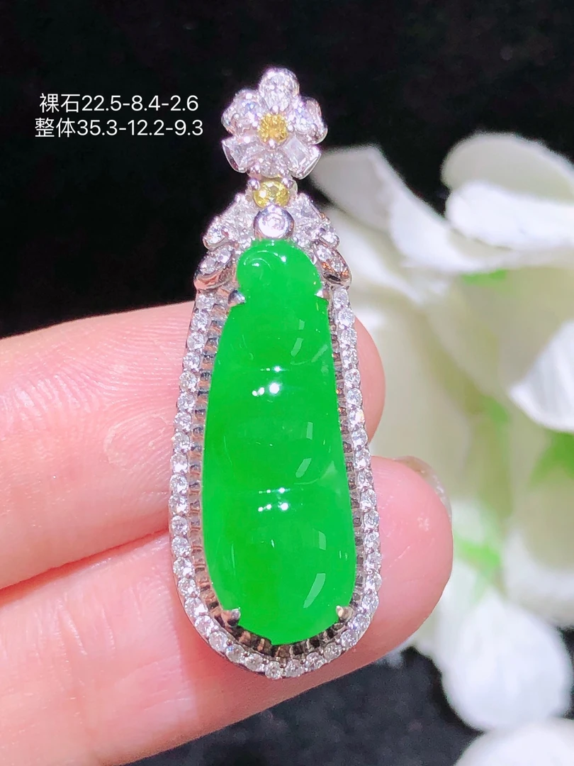 天然缅料A货翡翠福豆吊坠18K金镶钻