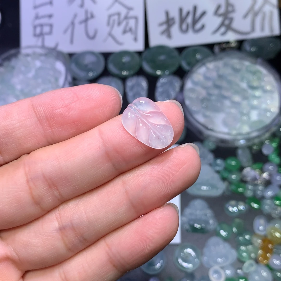翡翠未镶嵌颈饰叶子