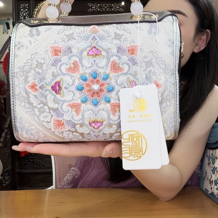 茜***茜蚕丝手工唐锦螺钿包包