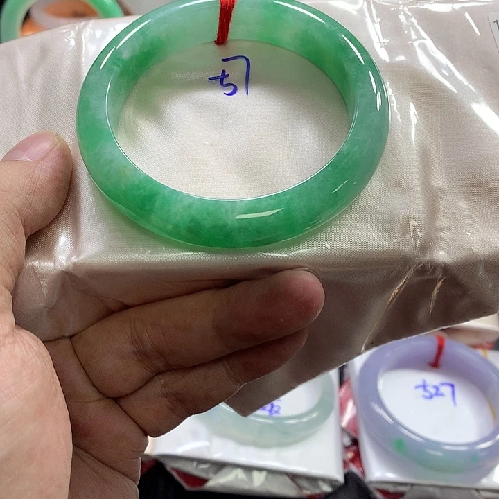 翡翠手镯未镶嵌翡翠