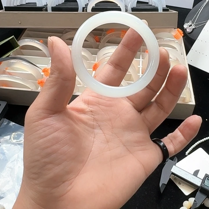 和田玉手镯未镶嵌天****?