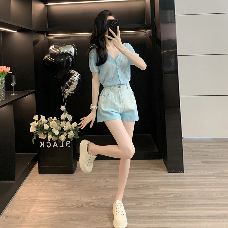 减龄蓝色V领针织衫短款上衣女夏季短袖T恤牛仔短裤高腰a字热裤子