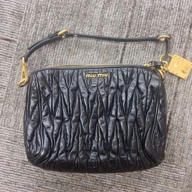 95新 MIU MIU/缪缪 缪缪黑色褶皱斜挎包包95新