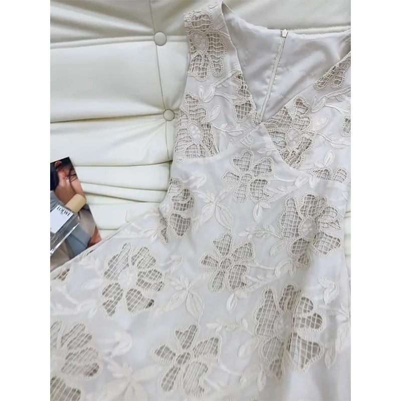 2025夏季新款法式深V领花朵镂空刺绣连衣裙女气质温柔纯色短裙ins