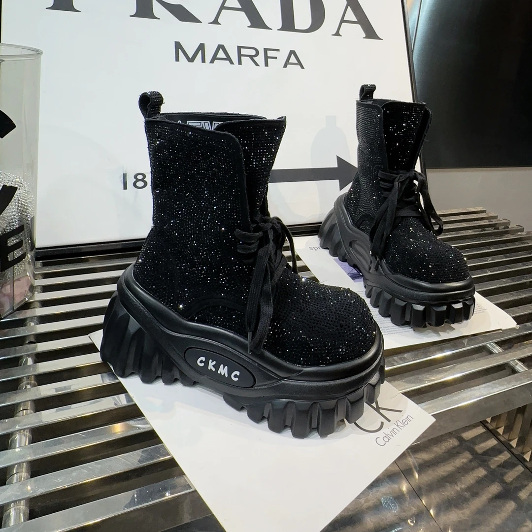 A.M艾墨儿女款2025年新款设计重工水钻厚底两穿女款个性马丁靴