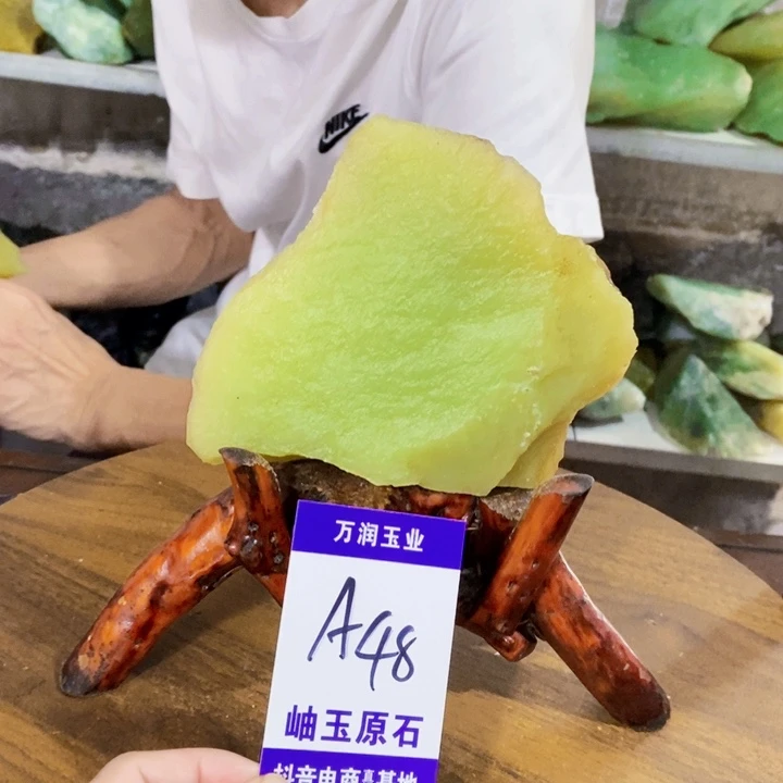 佛***笑蛇纹石玉未镶嵌原石