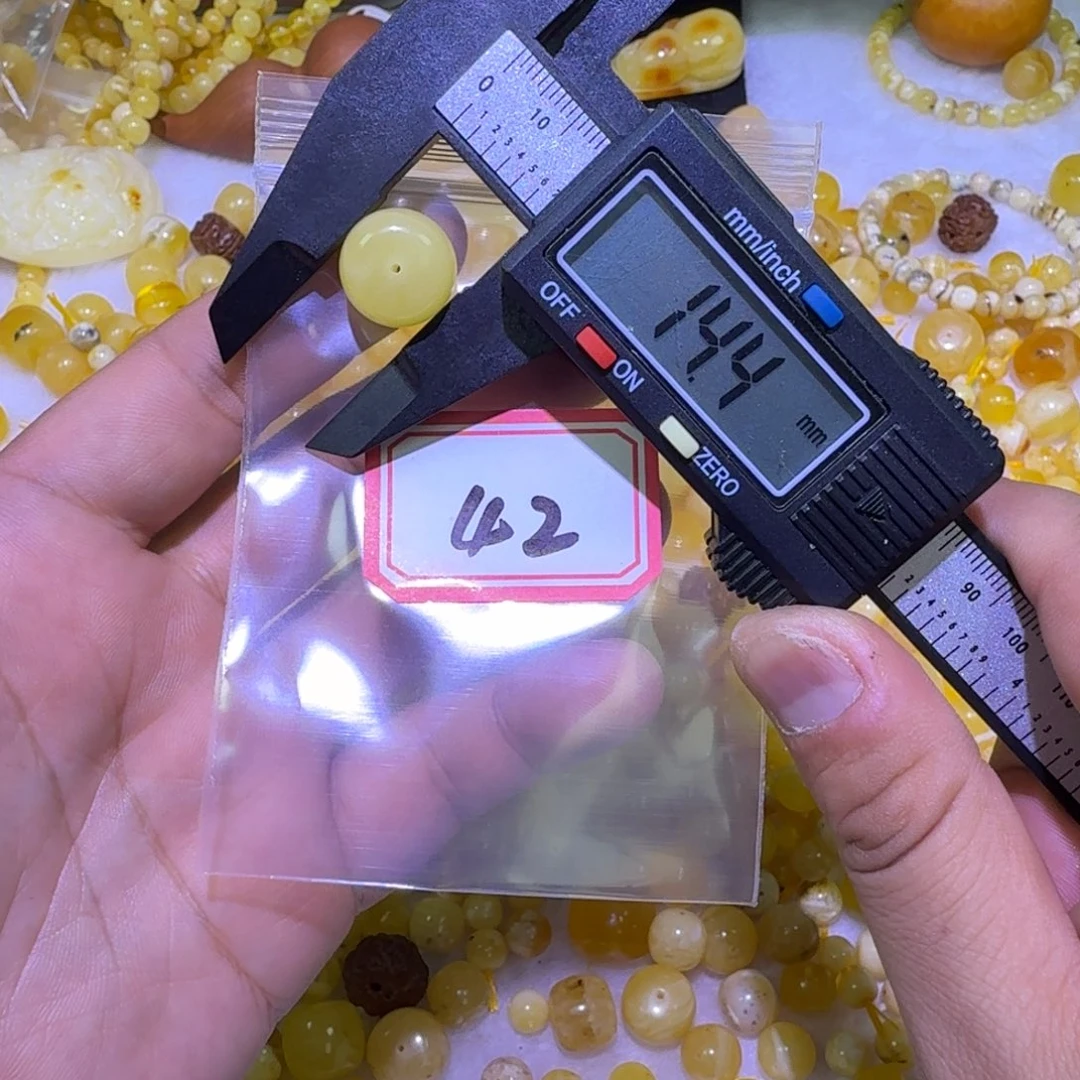 蜜蜡未镶嵌珠宝奇石