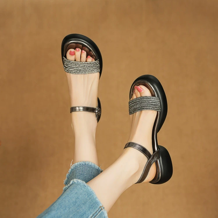 凉鞋女夏中跟2025新款水钻圆头平底鞋真皮罗马一字扣带露趾女鞋