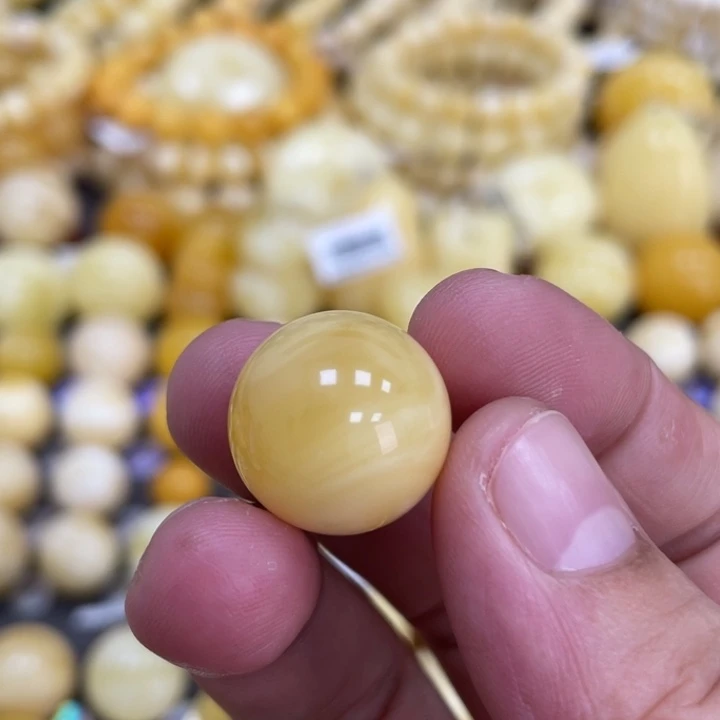 蜜蜡未镶嵌裸石16.7mm浓蜡 瑕疵打孔