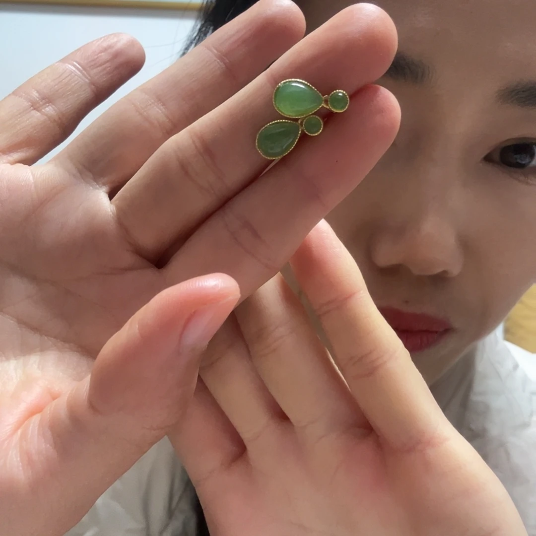 和田玉（糖玉）耳钉银S925镶嵌赵*