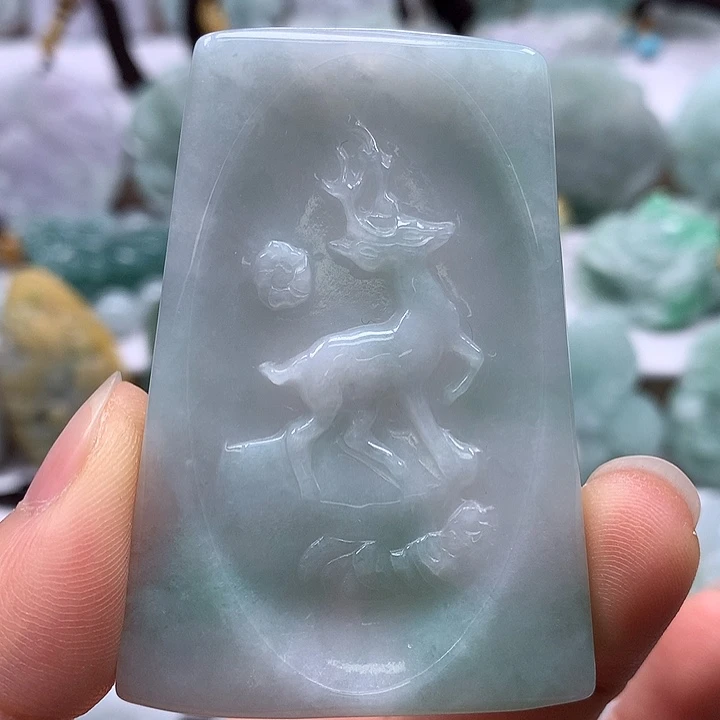 翡翠未镶嵌颈饰鹿牌