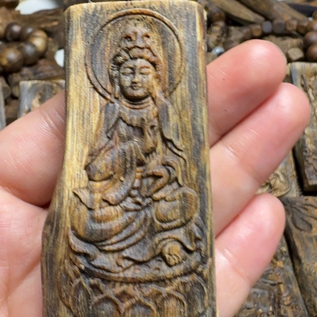 沉香碎屑沉香红金倪雕刻牌老料