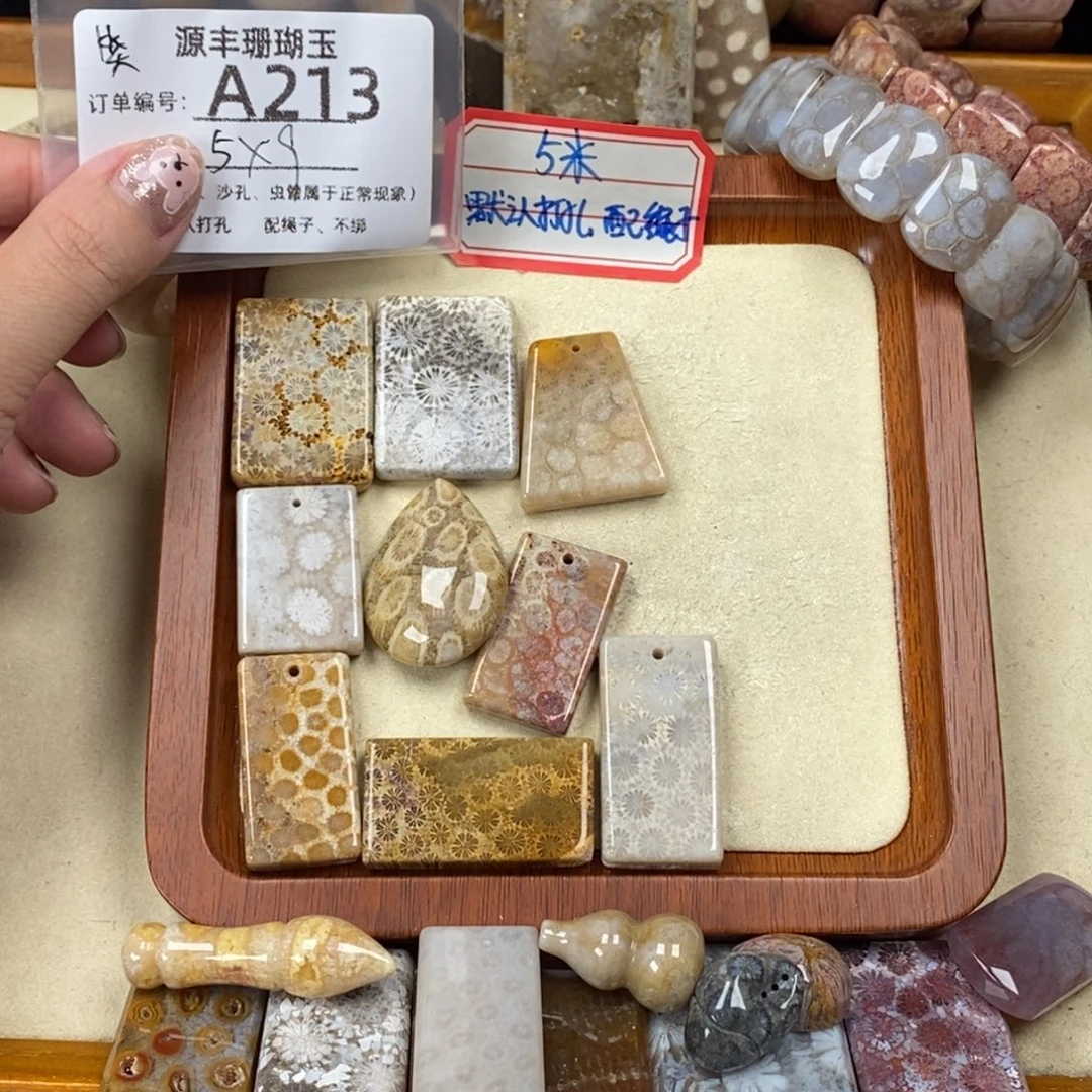 笑***哈未镶嵌颈饰硅化玉