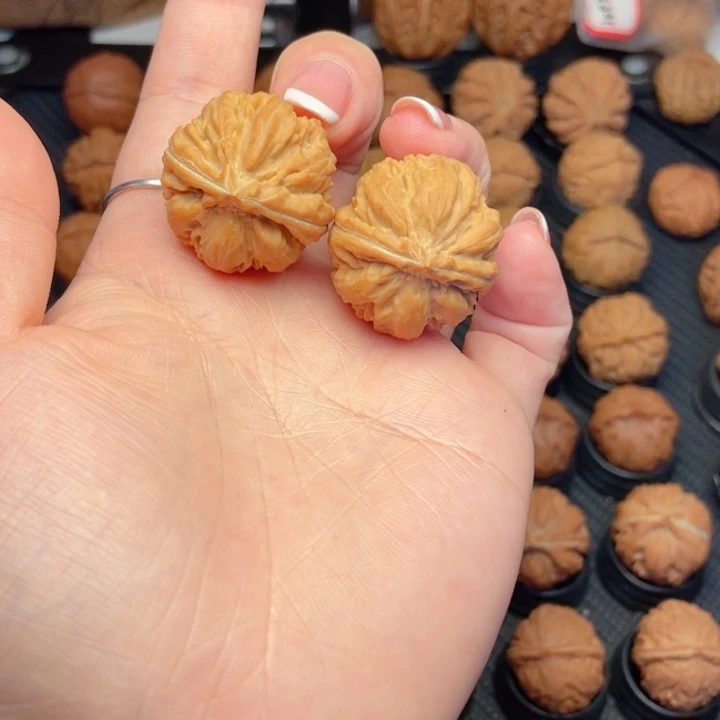 文玩核桃把件粗筋八棱