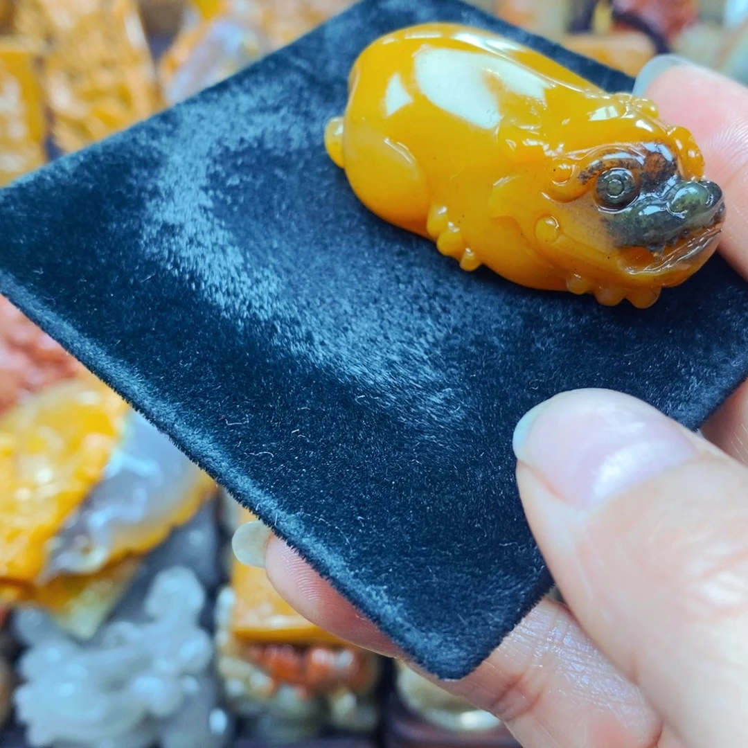 未镶嵌石英质玉（黄龙玉）颈饰