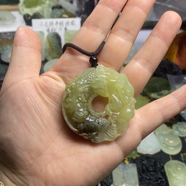 蛇纹石玉颈饰合金