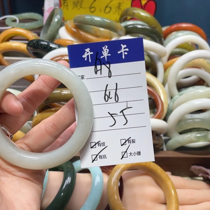 蛇纹石玉手镯未镶嵌花****?