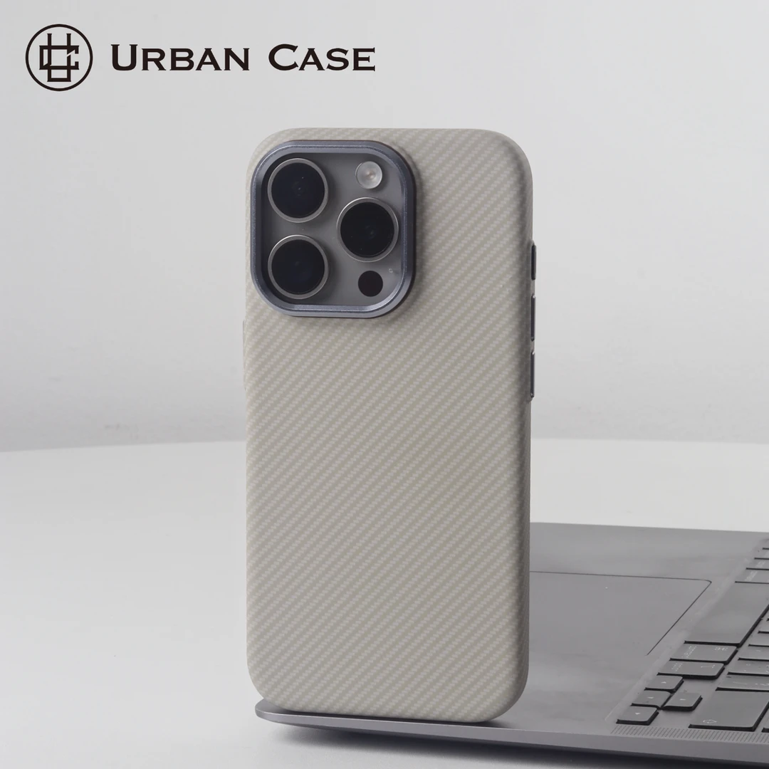 URBAN CASE卡其灰碳纤维纹理简约磁吸适用于iPhone17promax手机壳