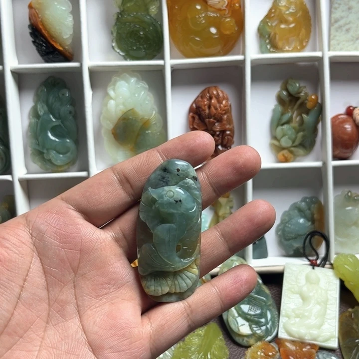 云***事蛇纹石玉合金颈饰