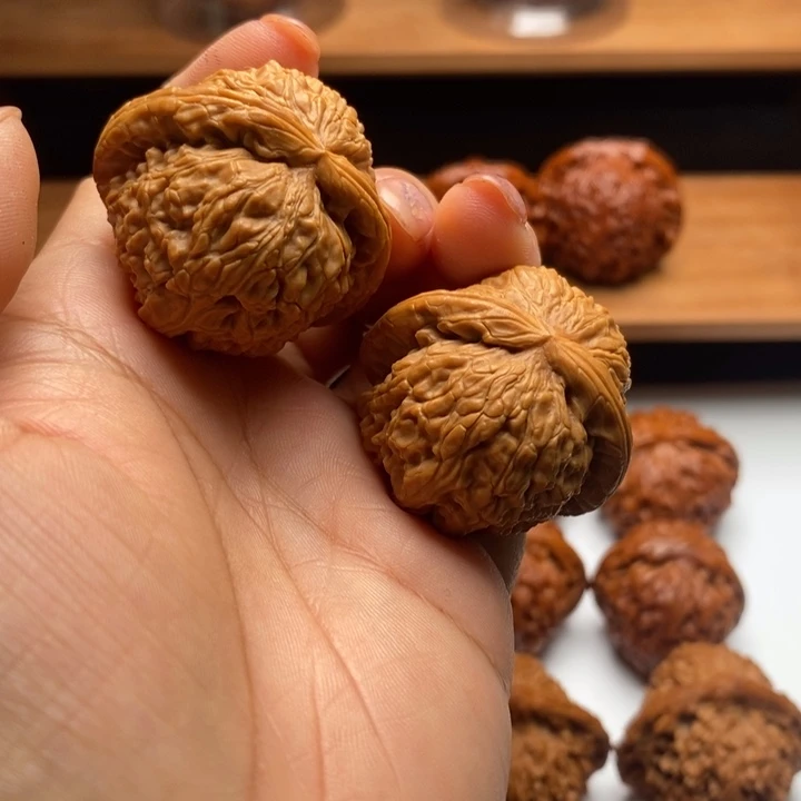 文玩核桃球白36有修，介意勿拍