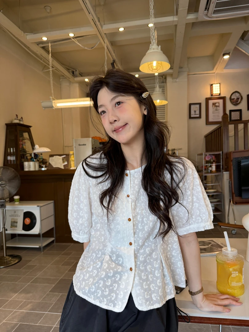 闵笑一【梨云】夏季上新温柔显瘦气质甜美设计感休闲上衣丨P833