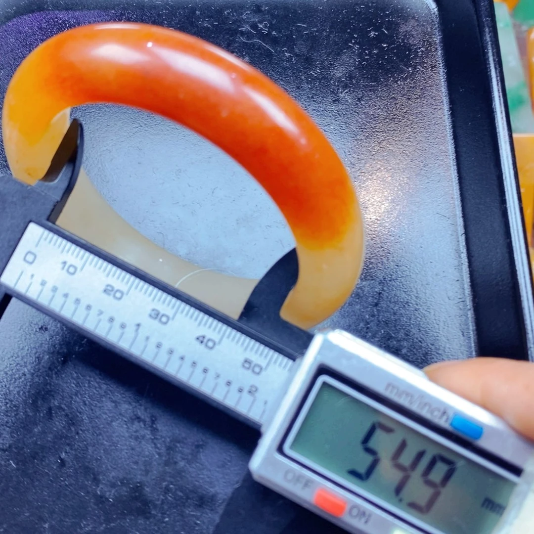 石英质玉（黄龙玉）未镶嵌颈饰
