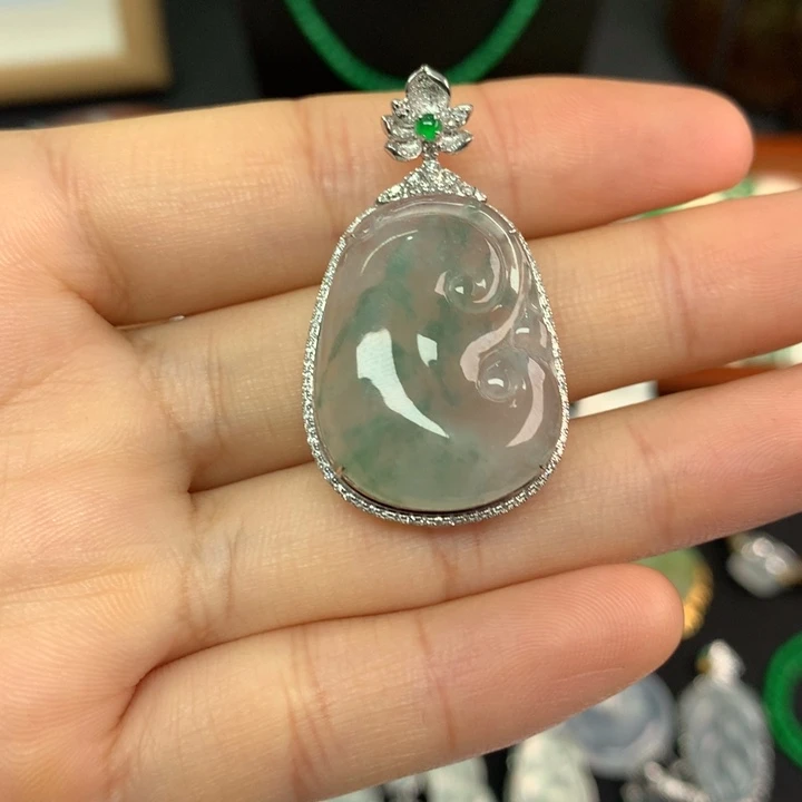 翡翠18K金镶嵌颈饰翡翠