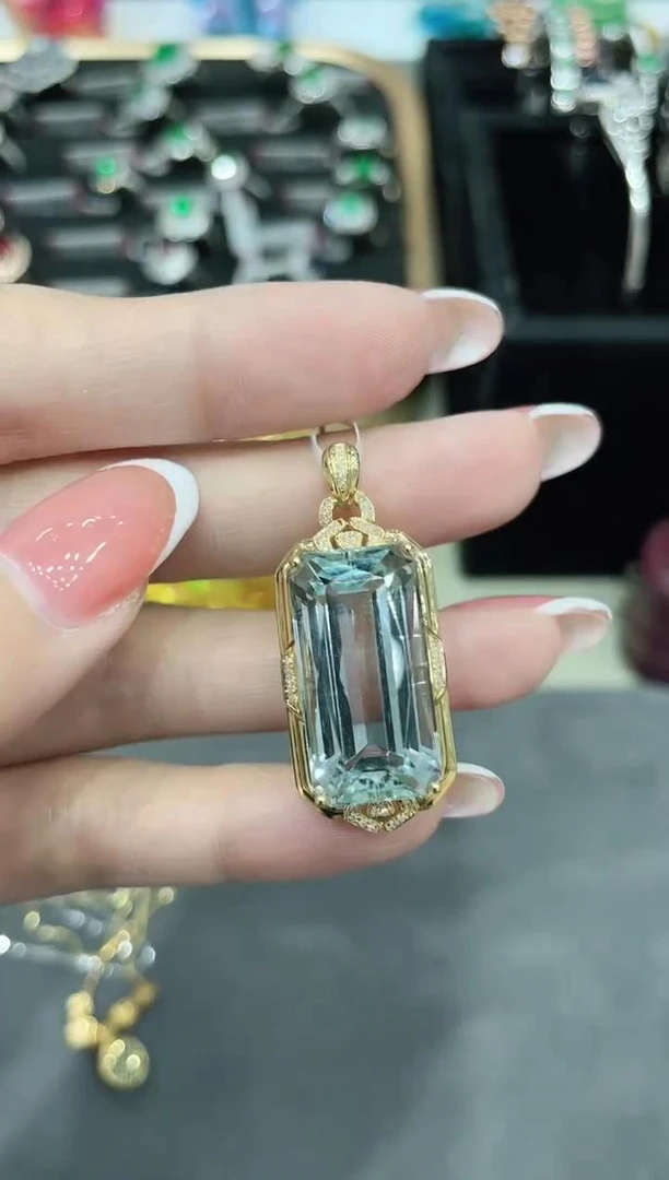 18K金镶嵌海蓝宝石吊坠 约18.8ct