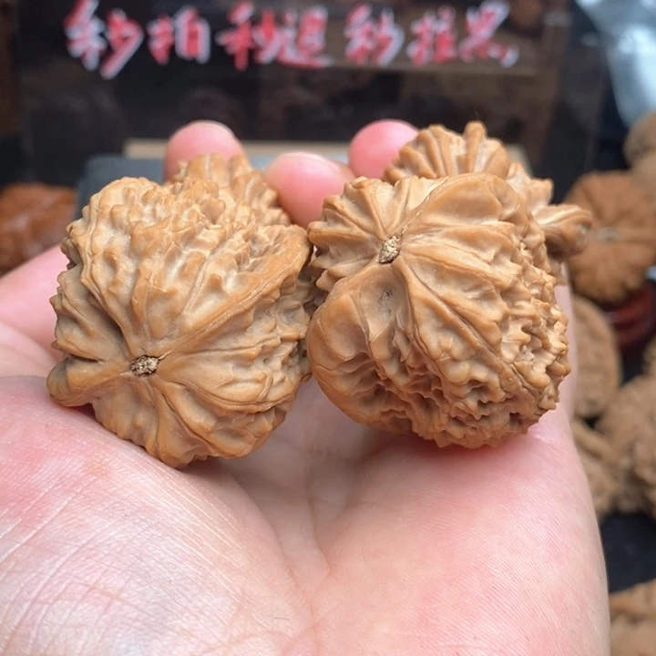 k***～文玩核桃吊坠楼子马老四