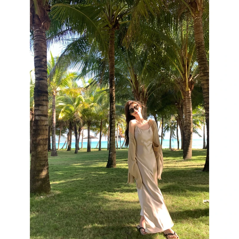 【现货6折】小君君布兰妮 Uma风气质大美人斜裁缎面吊带连衣裙