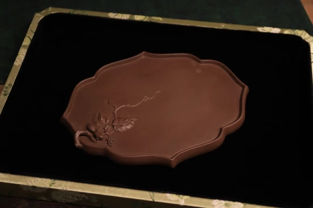 【贴花壶承】一物见春