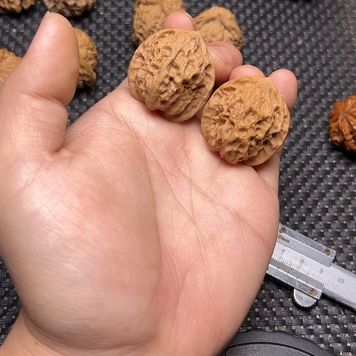 文玩核桃吊坠野生龙鳞