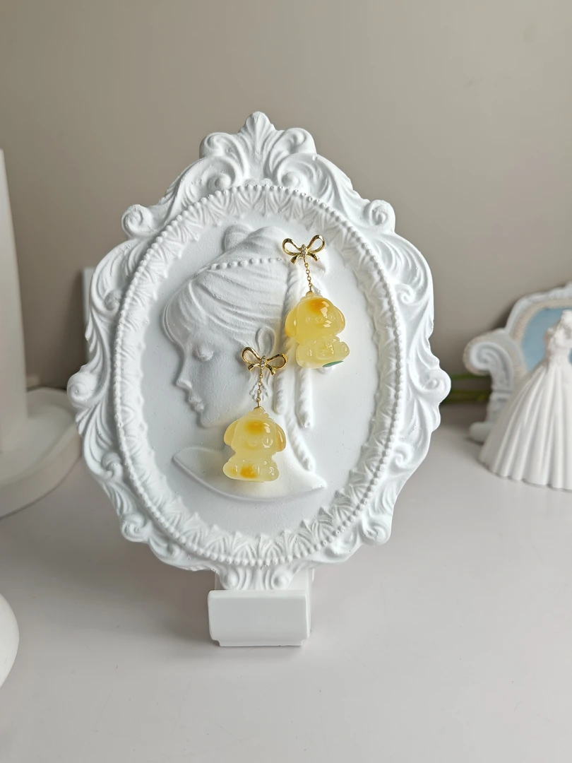 天然琥珀蜜蜡雕刻件，蜜蜡微瑕帕恰狗耳坠