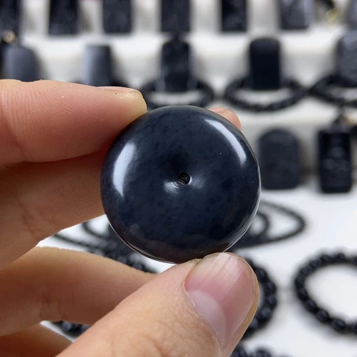 和田玉（墨玉）未镶嵌颈饰平安扣小包容