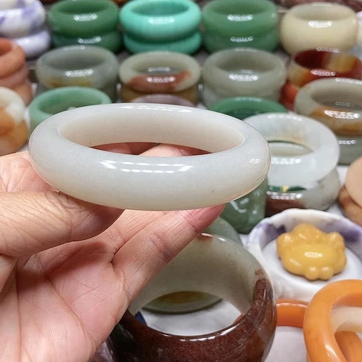 石英质玉手镯未镶嵌佳*