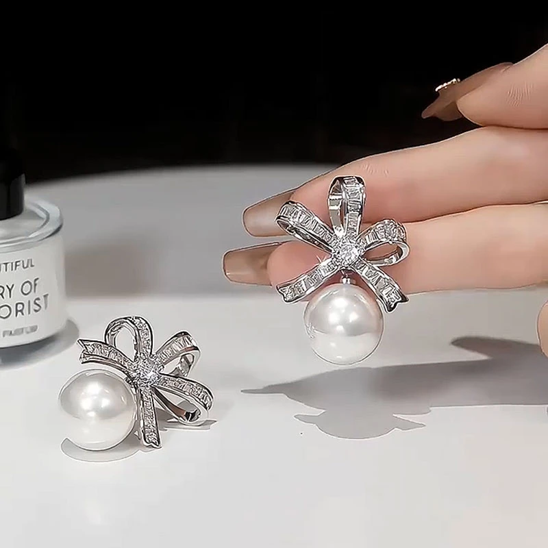 铜合金耳饰 银丝带成结聚大珠珠耳钉高级感小众设计优雅女性耳饰