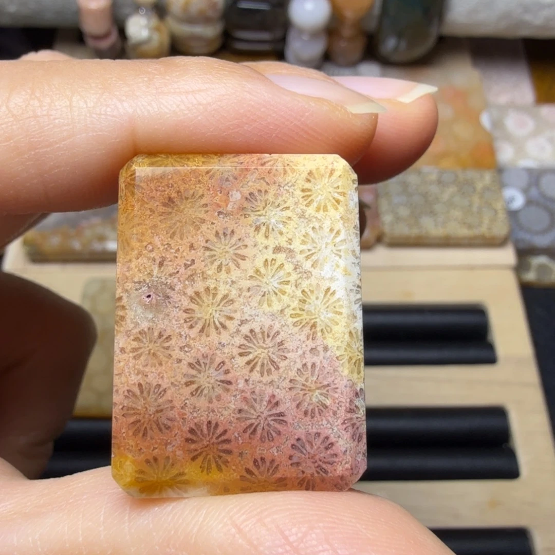 硅化玉未镶嵌红粉黄满花，可盘