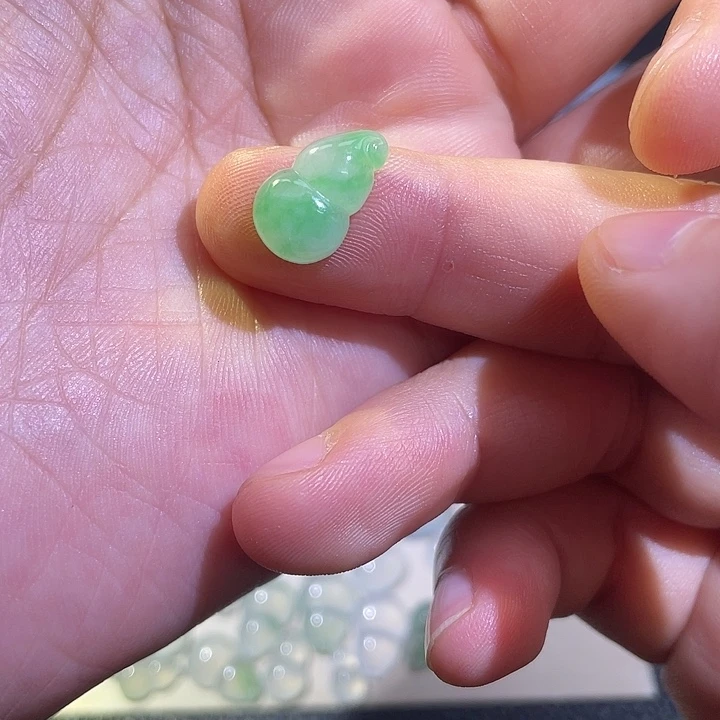翡翠未镶嵌颈饰葫芦